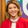 Montagem com duas imagens de Daniela Beyruti; à esquerda, ela segura uma claquete em frente ao símbolo do SBT, à direita, uma montagem dela vestida de papa