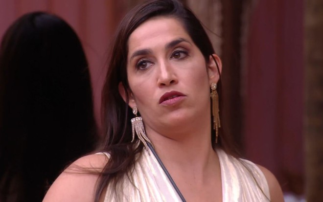 Daniele Hypolito no BBB 25, com cara tensa e usando brincos longos e brilhantes