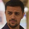 O ator Felipe Simas com expressão séria em cena de Dona de Mim