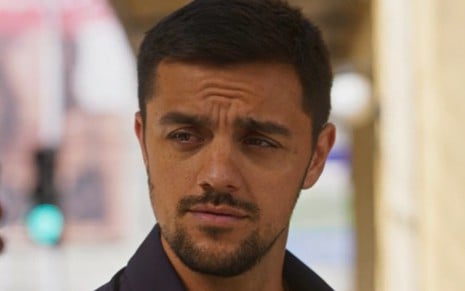 O ator Felipe Simas com expressão séria em cena de Dona de Mim