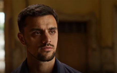 O ator Felipe Simas chorando em cena de Dona de Mim