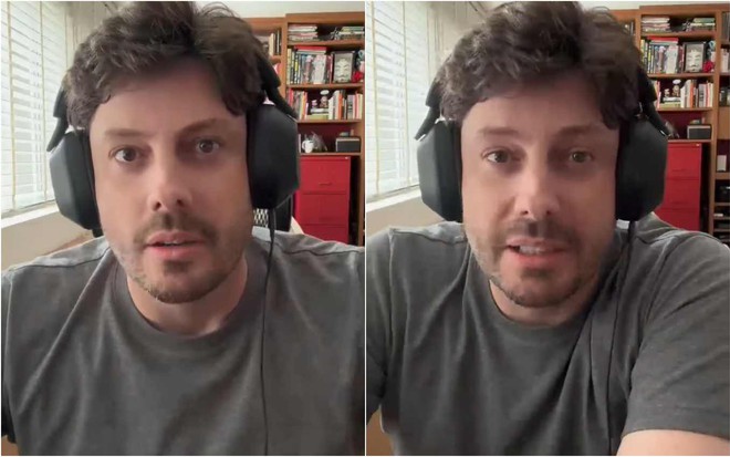Com fones de ouvido, Danilo Gentili olha para a câmera na sala de uma casa