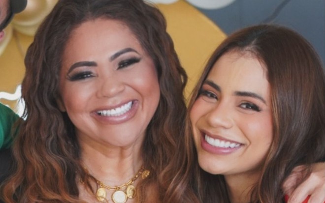 Foto mostra Darlin Ferrattry e a filha, a cantora Lexa, em foto publicada nas redes sociais