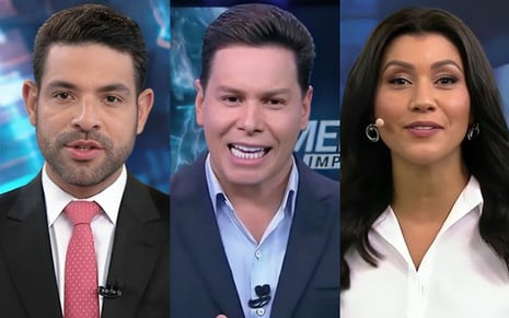 Três jornalistas aparecem lado a lado em estúdio, usando trajes formais e microfones.