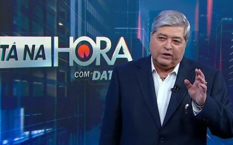 José Luiz Datena à frente do telão principal do Tá na Hora