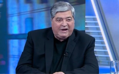 José Luiz Datena sorri no Tá na Hora, no SBT