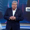 O apresentador José Luiz Datena, com as mãos cruzadas, no cenário do Tá na Hora