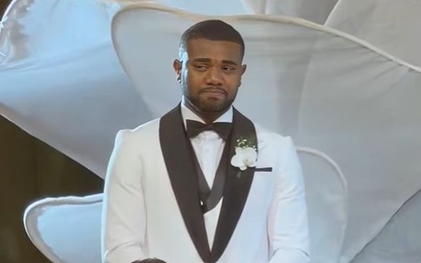 O ex-BBB Davi Brito chorando no ltar durante seu casamento