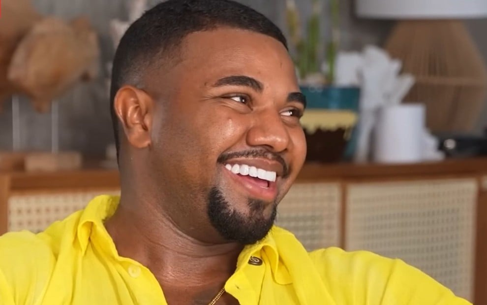 Foto do rosto de Davi Brito durante entrevista