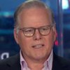 David Zaslav, CEO da Warner Bros. Discovery, no cenário da CNBC, usando terno preto e camisa lilás