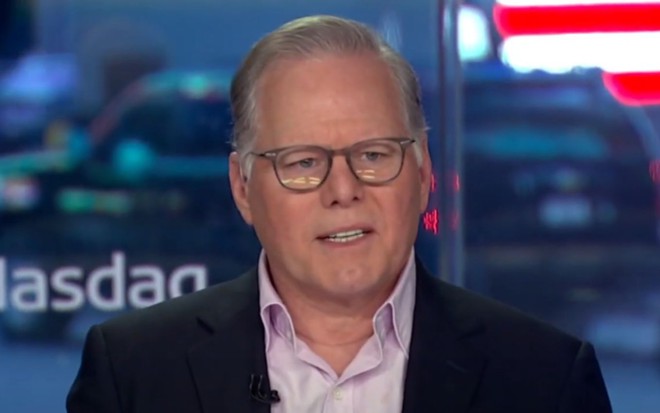 David Zaslav, CEO da Warner Bros. Discovery, no cenário da CNBC, usando terno preto e camisa lilás