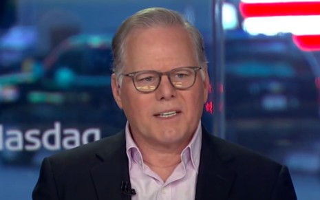 David Zaslav, CEO da Warner Bros. Discovery, no cenário da CNBC, usando terno preto e camisa lilás