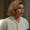 Debora Bloch com expressão séria em cena como Odete na novela Vale Tudo