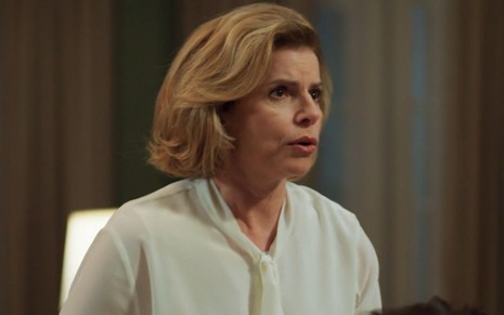 Debora Bloch com expressão séria em cena como Odete na novela Vale Tudo