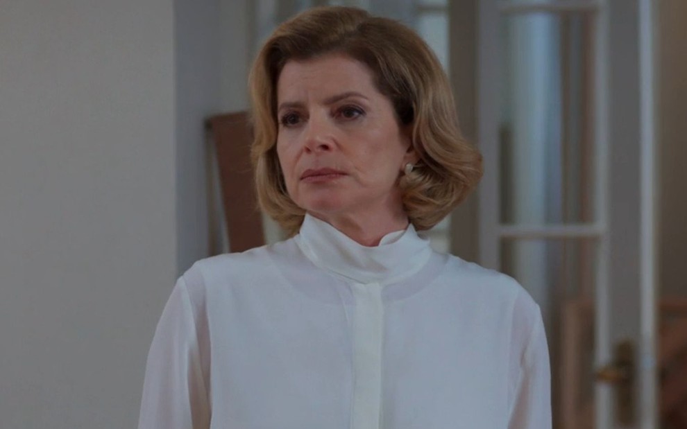 Debora Bloch com expressão séria em cena como Odete na novela Vale Tudo