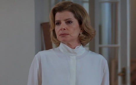 Debora Bloch com expressão séria em cena como Odete na novela Vale Tudo