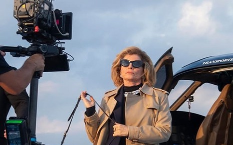 Debora Bloch saindo de um helicóptero nos bastidores de Vale Tudo