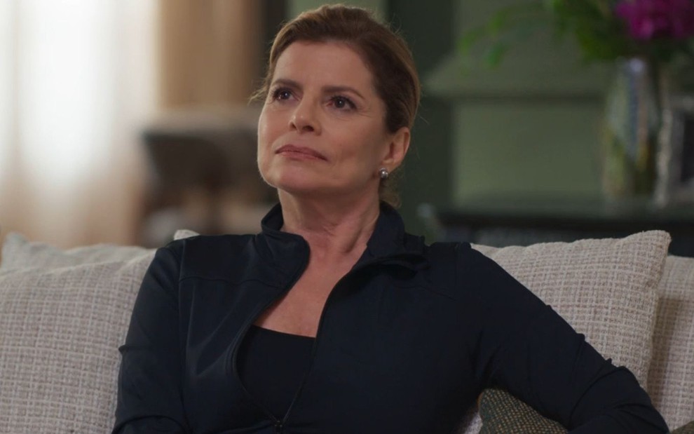 Debora Bloch com expressão séria em cena como Odete na novela Vale Tudo
