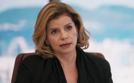 Debora Bloch com expressão séria em cena como Odete na novela Vale Tudo