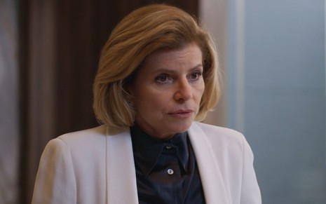 Debora Bloch com expressão séria em cena como Odete na novela Vale Tudo