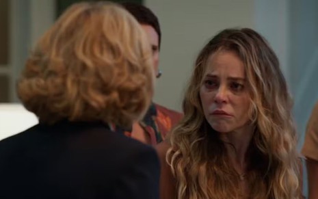 Heleninha (Paolla Oliveira) em surto com a mãe Odete Roitman (Débora Bloch) em Vale Tudo