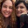 Debora Lamm e Inez Viana no Dia dos Namorados, sorridentes e lado a lado