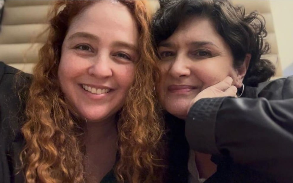 Debora Lamm e Inez Viana no Dia dos Namorados, sorridentes e lado a lado