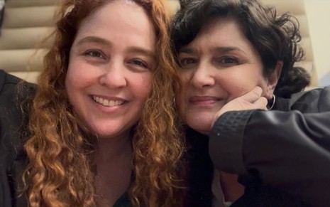 Debora Lamm e Inez Viana no Dia dos Namorados, sorridentes e lado a lado