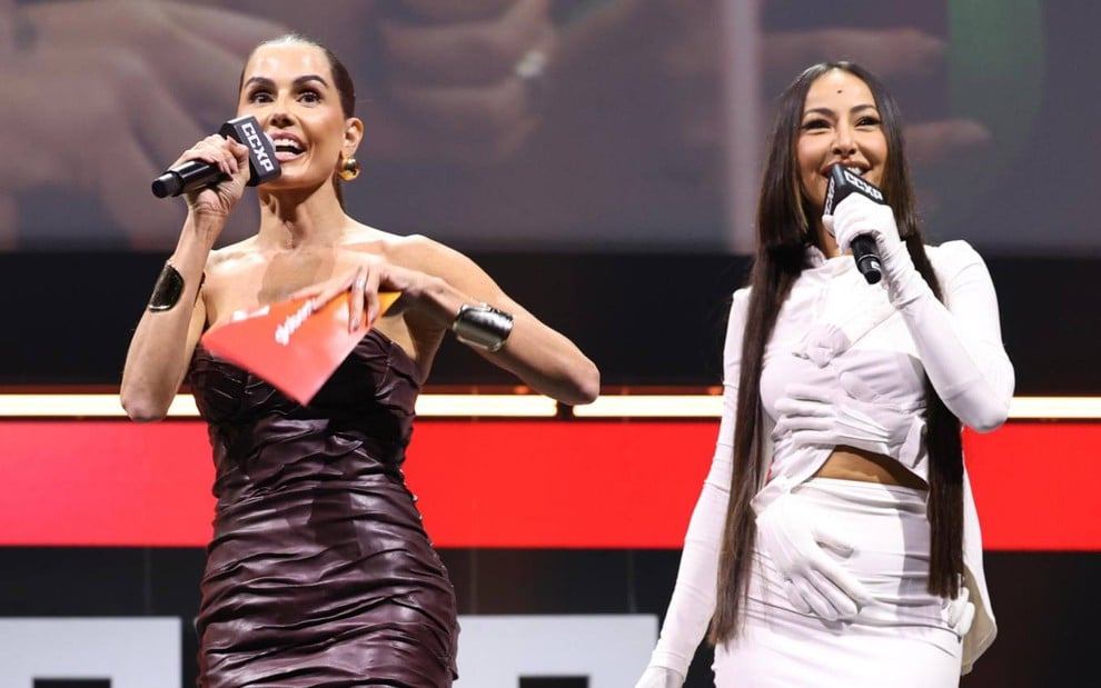 Deborah Secco e Sabrina Sato sorrindo durante painel na CCXP