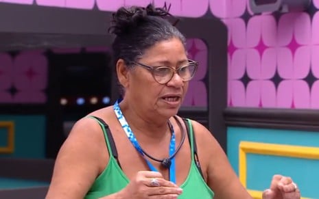 A participante Delma Silva falando, séria, no BBB 25