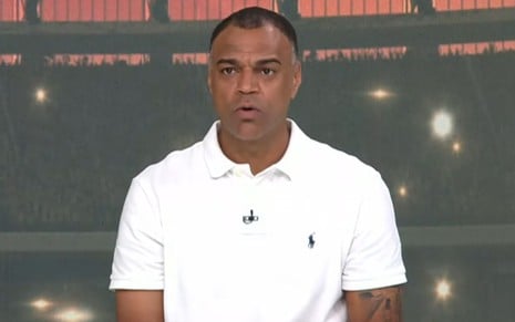 Denilson com expressão séria no programa Jogo Aberto