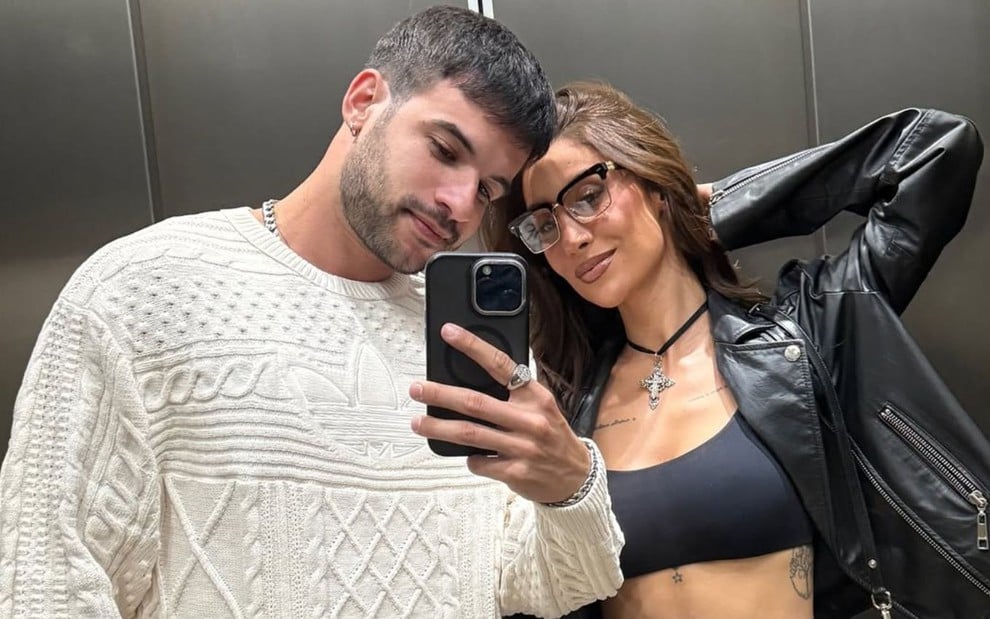 Diego Cruz e Bianca Andrade tiram foto em espelho
