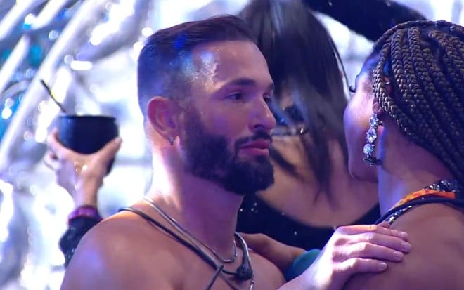 Diego Hypolito segura o ombro de Aline Patriarca e chora em festa do BBB 25