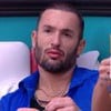 Foto de Diego Hypolito no BBB 25; ele veste camiseta azul