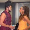 Diogo Almeida e Aline Patriarca estão frente a frente se olhando