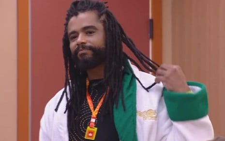 Diogo Almeida passa a mão nos dreads e usa roupão branco no apê do líder do BBB 25