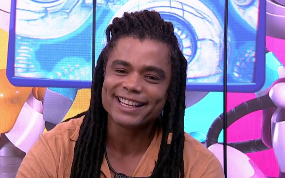 Diogo Almeida sorridente no confessionário do BBB 25