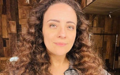 Marisa Mestiço, a diretora do MasterChef Brasil, com expressão séria em selfie