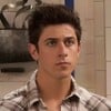 David Henrie e Dan Benson parecem compenetrados enquanto observam robô em cena de Os Feiticeiros de Waverly Place