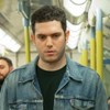 Caracterizado como Jean Charles de Menezes, Edison Alcaide tem expressão séria em metrô de Londres