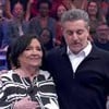 Dona Déa Lúcia e Luciano Huck no Domingão com Huck deste domingo, ela com expressão emocionada e ele olhando para baixo