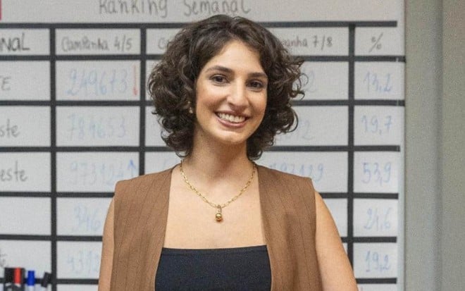 A atriz Bel Lima sorrindo em cena de Dona de Mim