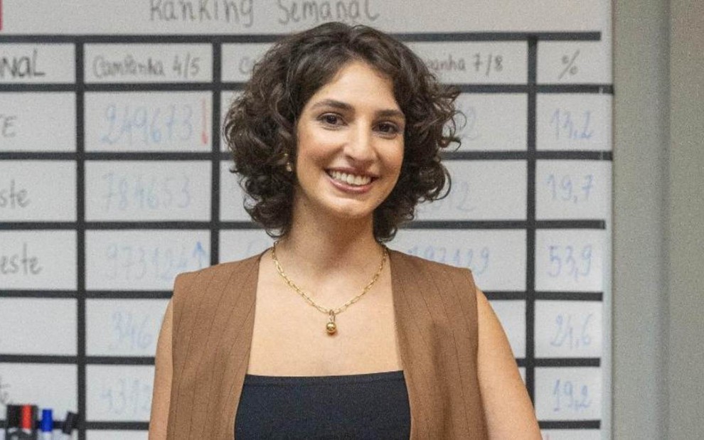 A atriz Bel Lima sorrindo em cena de Dona de Mim