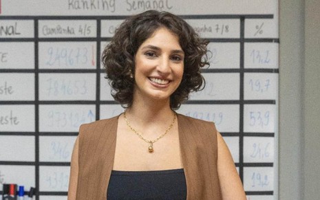 A atriz Bel Lima sorrindo em cena de Dona de Mim