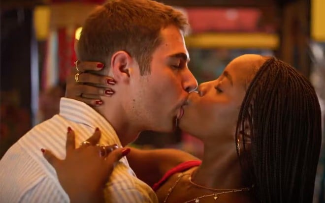 Os atores Rafael Vitti e Clara Moneke se beijando em cena de Dona de Mim
