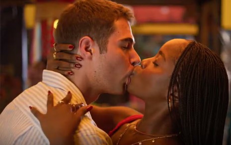 Os atores Rafael Vitti e Clara Moneke se beijando em cena de Dona de Mim