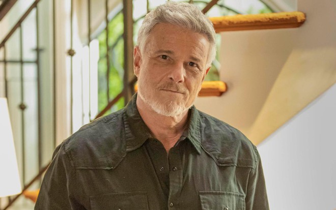 O ator Marcello Novaes com expressão séria em foto de divulgação da novela Dona de Mim