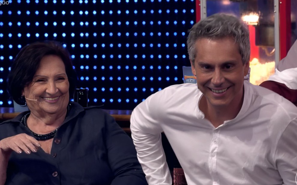 O ator Alexandre Nero bate palma no palco do Domingão
