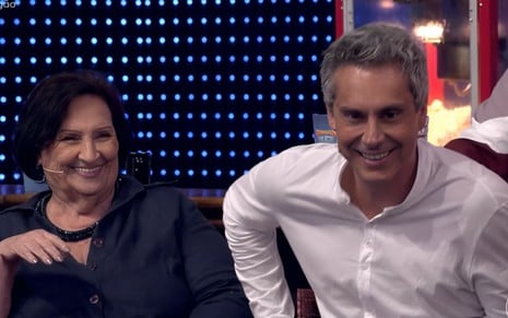 O ator Alexandre Nero bate palma no palco do Domingão
