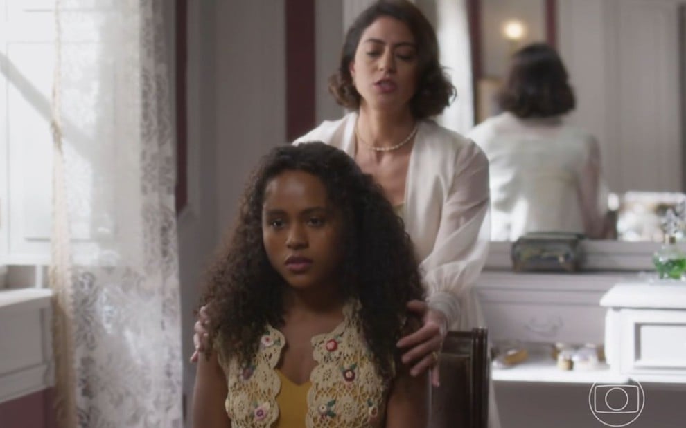 Beatriz (Duda Santos) e Clarice (Carol Castro) em cena da novela Garota do Momento, na Globo